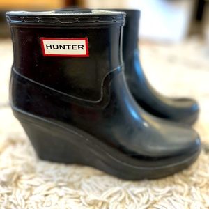 Size 6, black Hunter Wedges!
